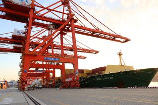 海天码头上线运行集装箱船舶智能装卸平台。厦门自贸片区供图